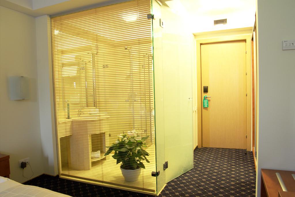 Marshal Hotel Bukarest Zimmer foto