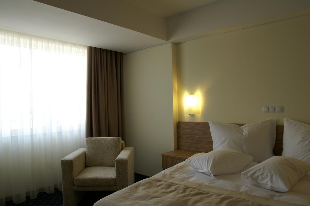 Marshal Hotel Bukarest Zimmer foto