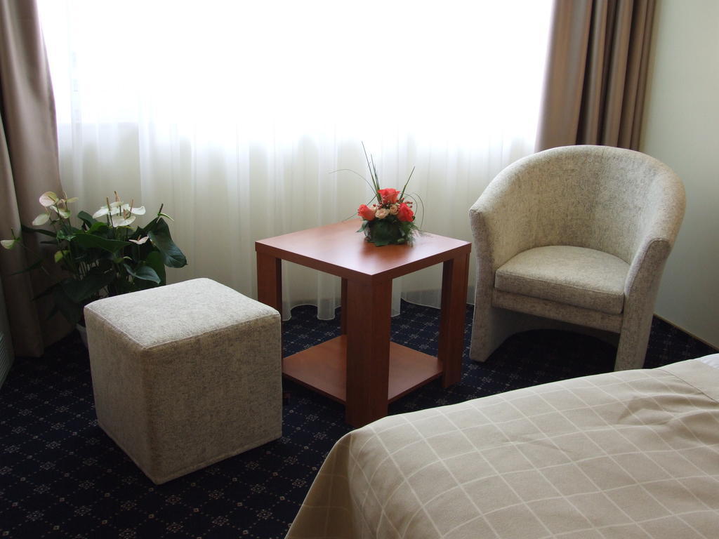 Marshal Hotel Bukarest Zimmer foto