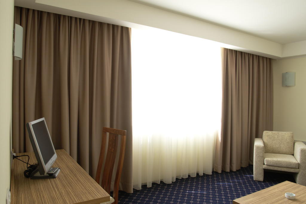 Marshal Hotel Bukarest Zimmer foto