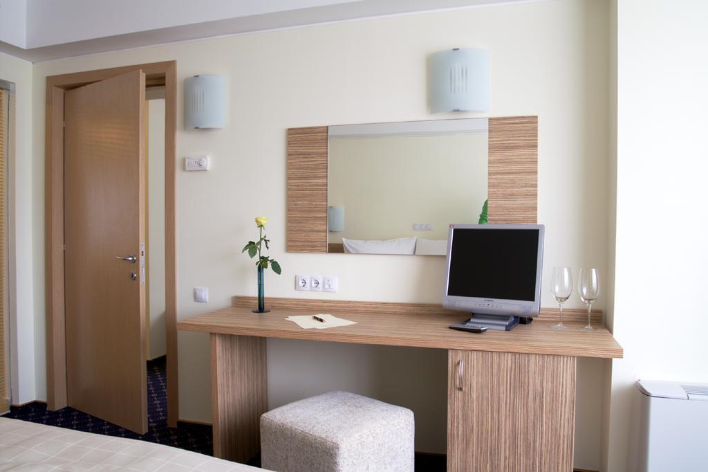 Marshal Hotel Bukarest Zimmer foto