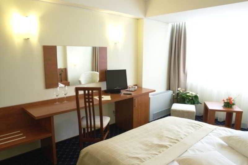 Marshal Hotel Bukarest Zimmer foto