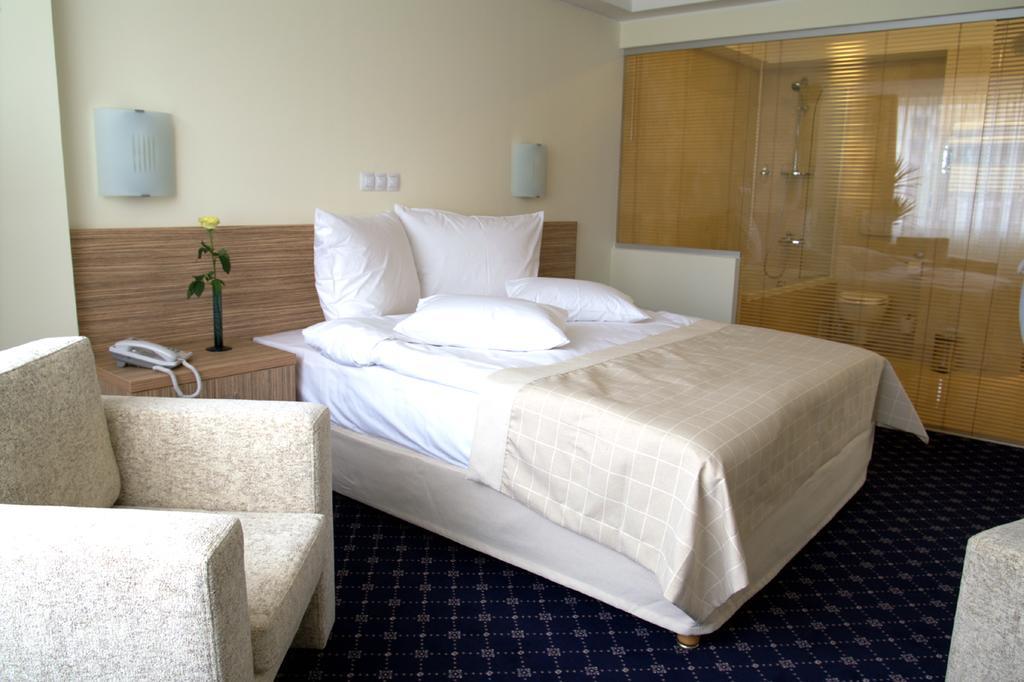 Marshal Hotel Bukarest Zimmer foto